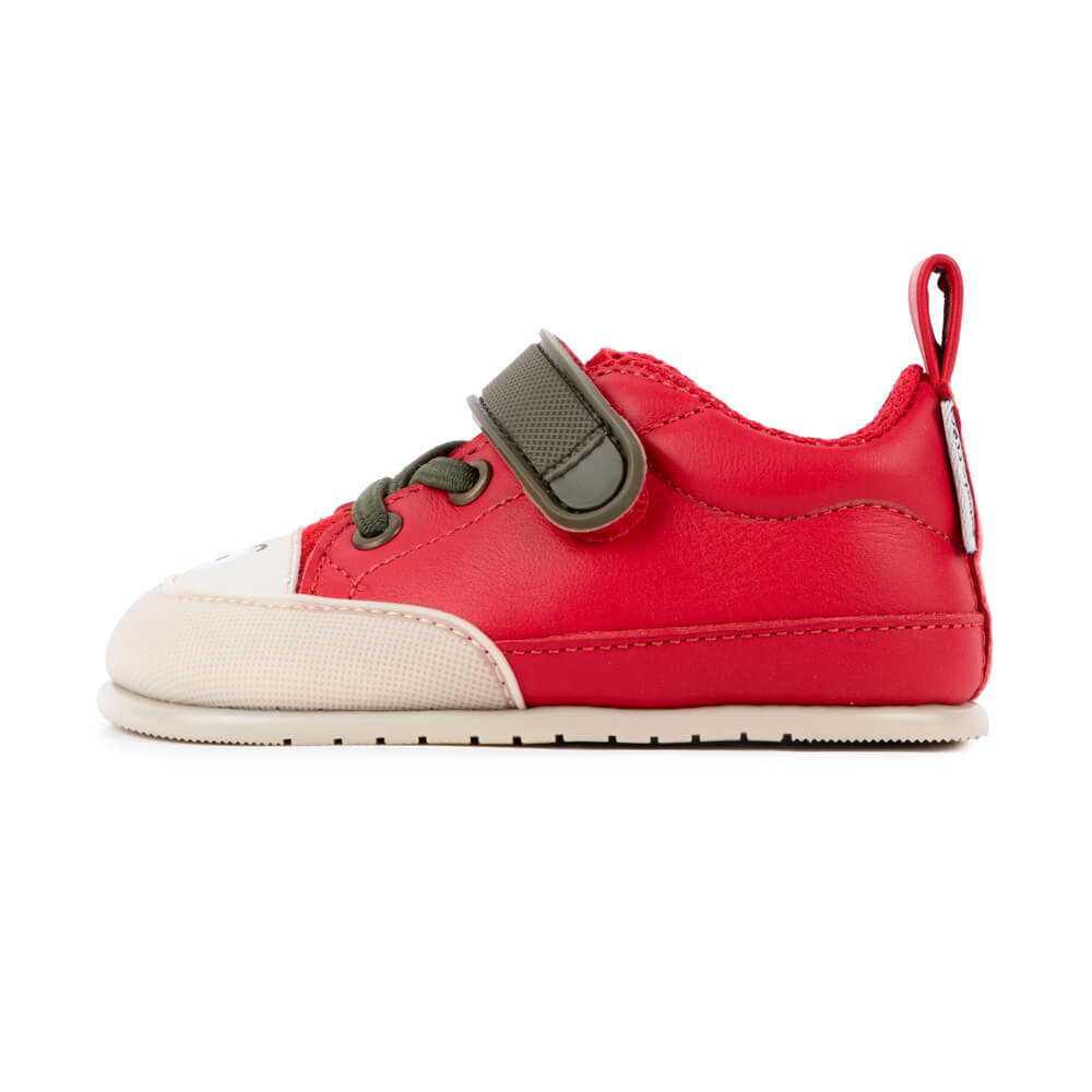 Moraira Feroz AW23 Rojo PielCalzado minimalista para bebés. Neus Moya y su libro Zapatos Nuevos convertido en zapatillas.