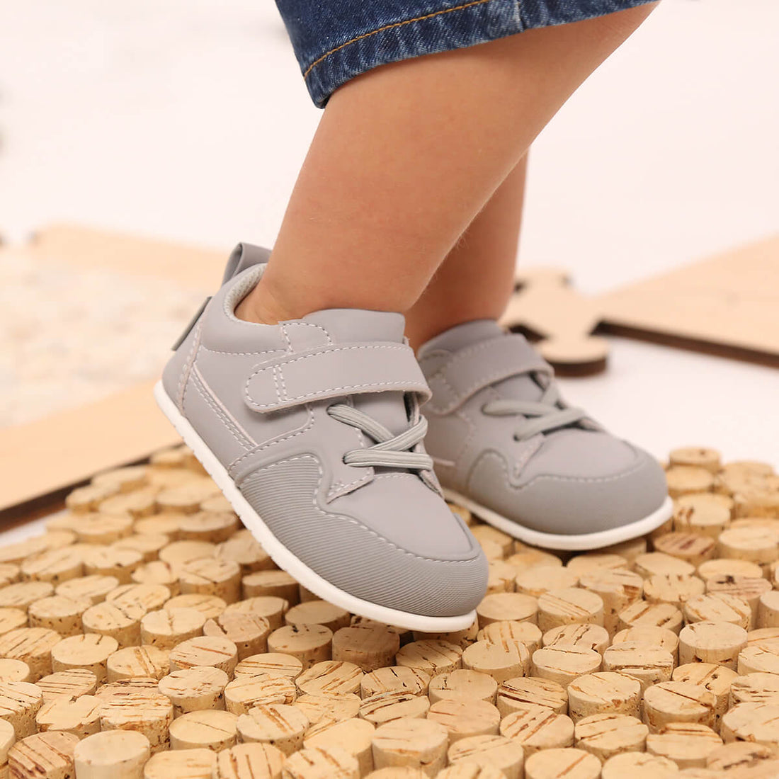 zapatillas respetuosas movimiento autonomia bebe color gris cheste feroz aw25