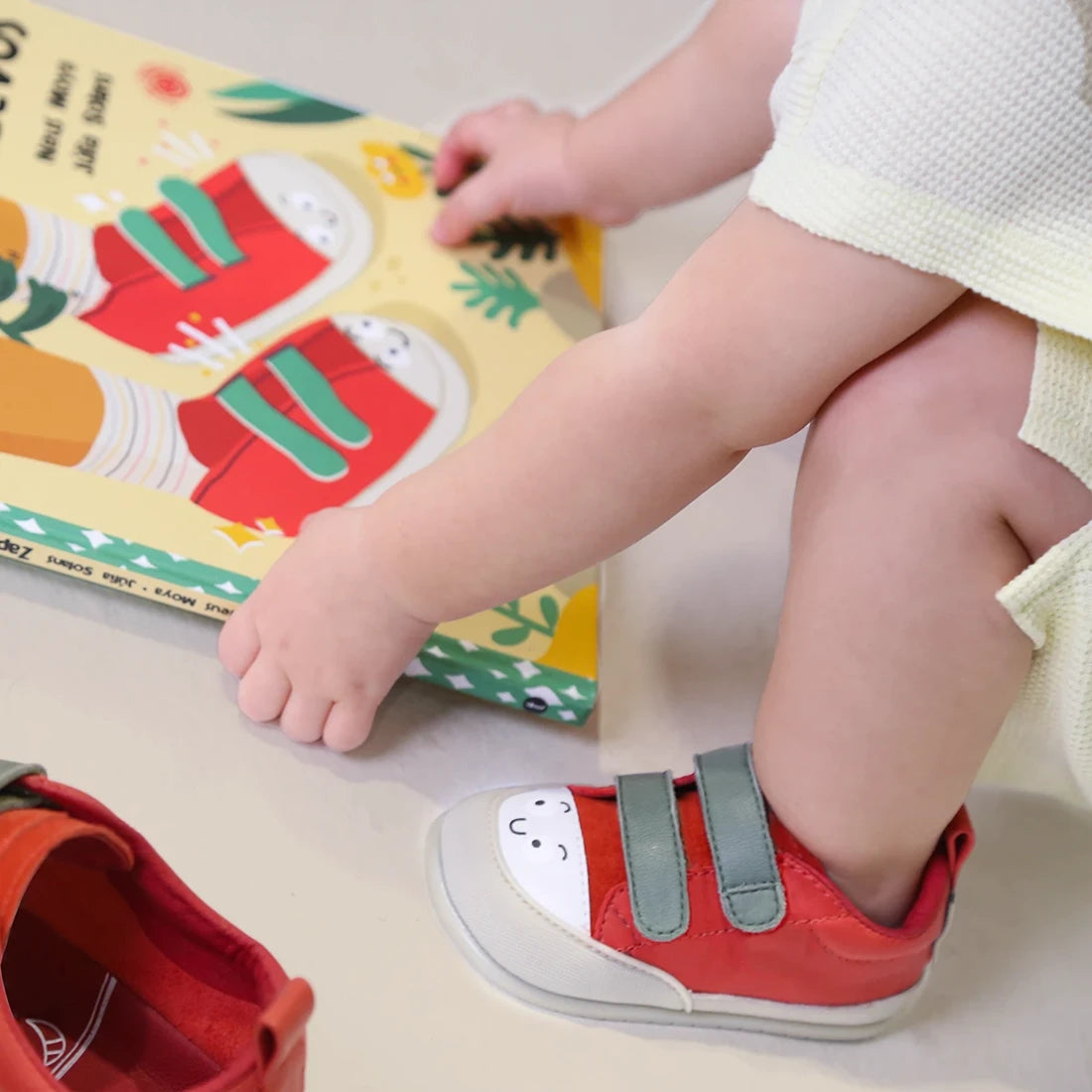 Paterna Feroz AW23 Rojo Piel ,Calzado minimalista para bebés. Neus Moya y su libro Zapatos Nuevos convertido en zapatillas.
