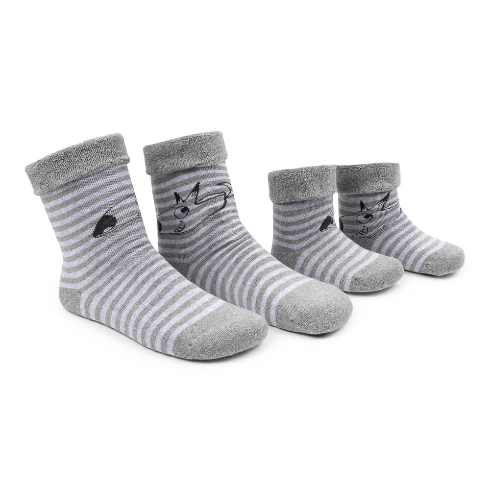 calcetines altos antideslizantes forma pie calentito minimalista adulto espacio dedos huella casa zapato feroz calcetin logo gris AW22