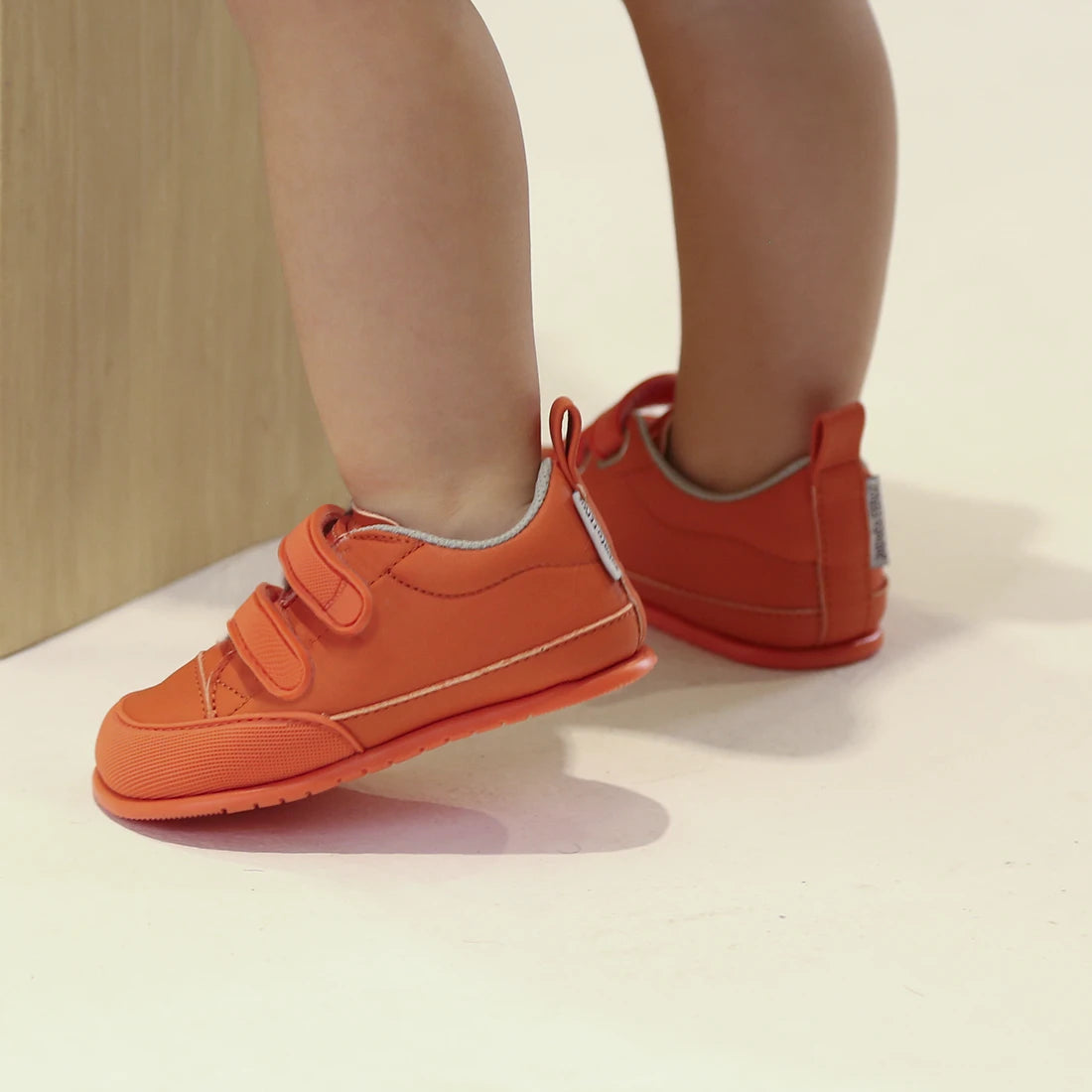 zapatillas deportivas calzado minimalista bebes velcro colores moraira feroz ss23 coral